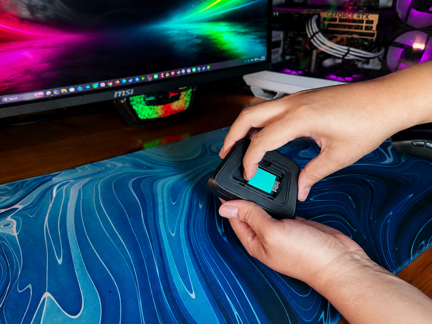 GameSir G7 Pro Aimlabs Edition على قاعدة الشحن